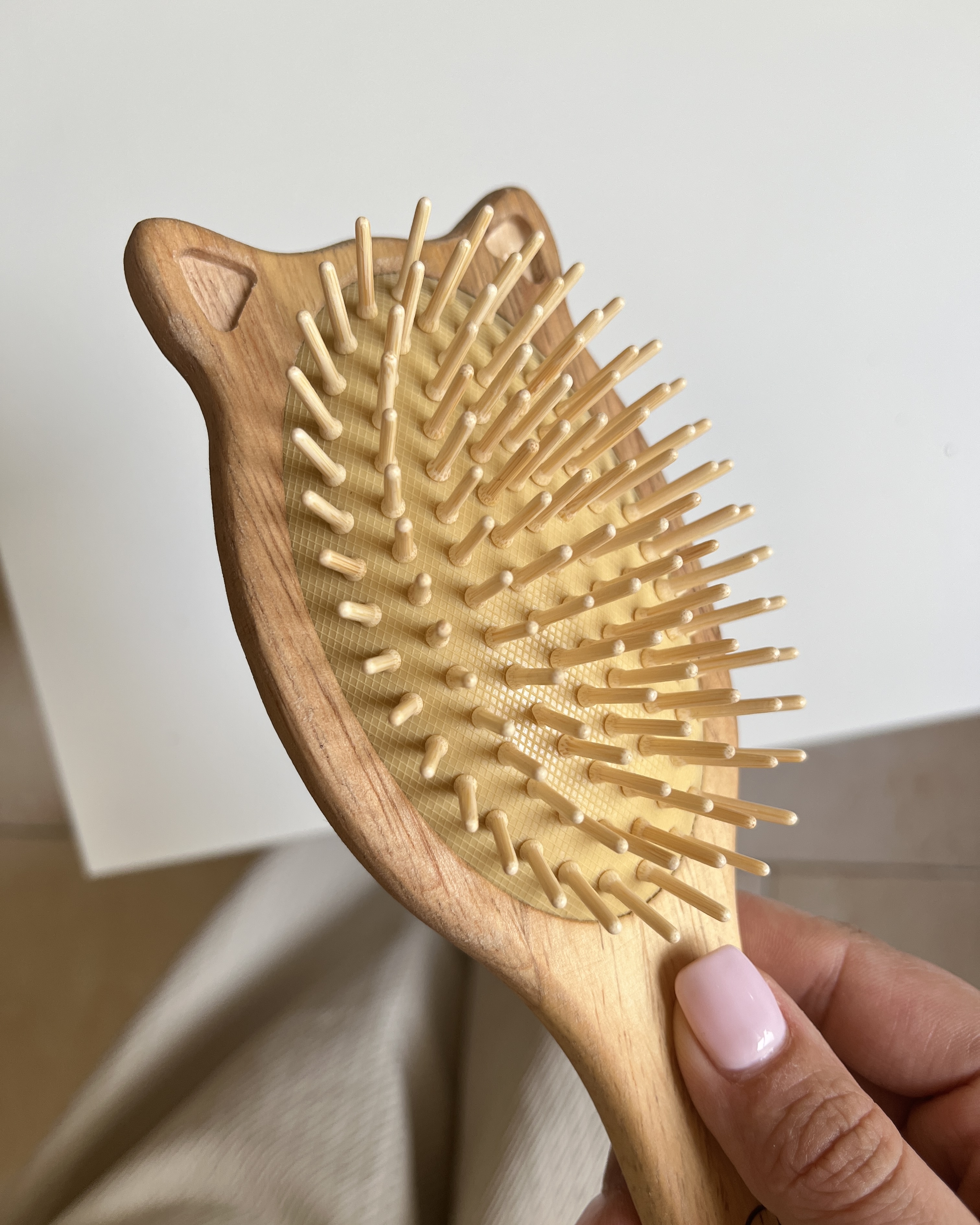 شانه چوبی طبیعی در سه مدل گرد و مربع و گربه ای با کیفیت ترین جنس چوب خارجی ارسال مدل به صورت رندوم مناسب انواع مو، ضد وز و ضد گره ضد الکتریسیته ساکن دارای طراحی سبک با چوب و دندانه با کیفیت مخصوص مراقبت مو و ماساژ پوست سر و جلوگیری از موخوره
