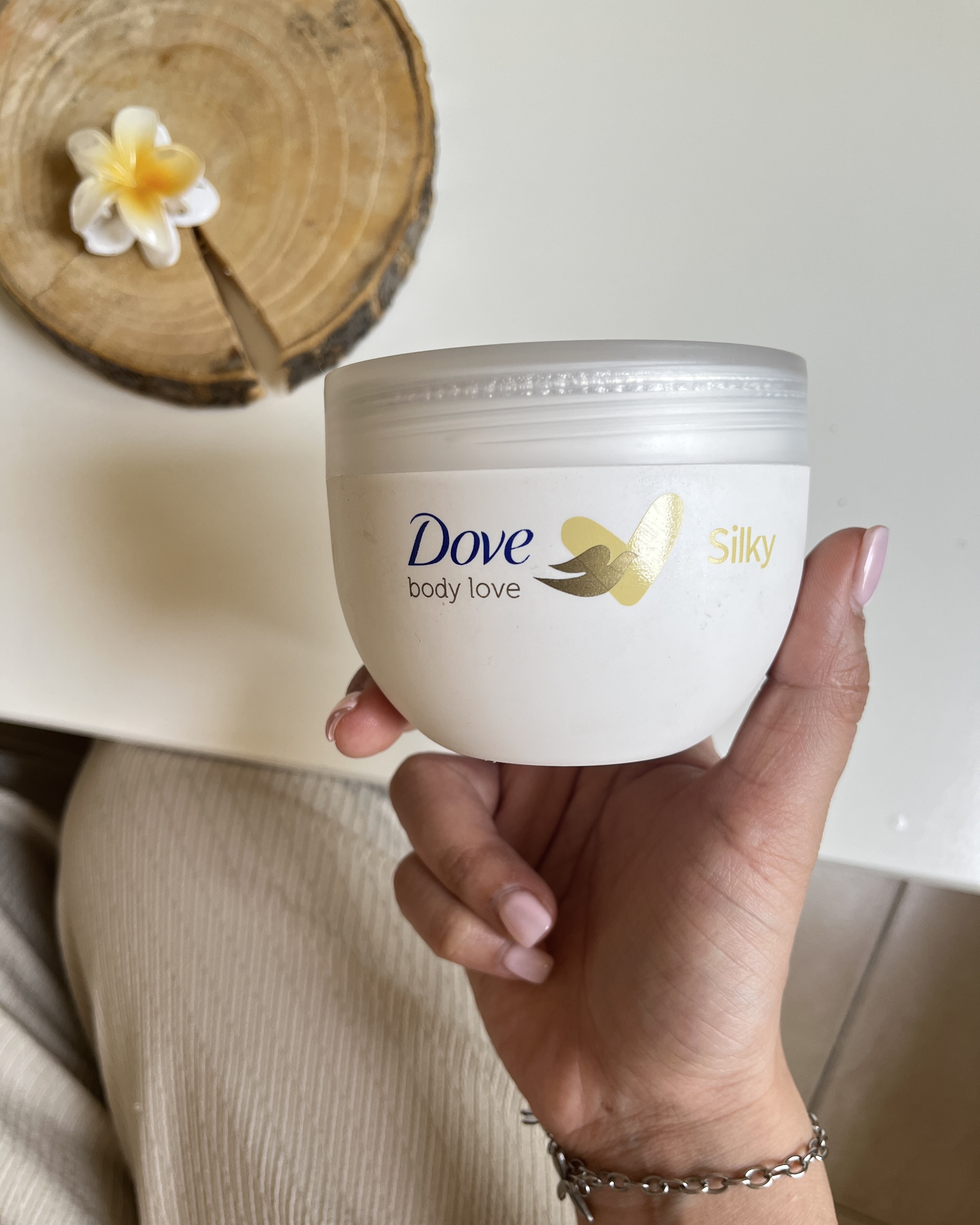 کرم دست و بدن کاسه ای داو اصل Dove مدل Silky ایجاد پوستی نرم و ابریشمی مناسب انواع پوست حجم ۳۰۰ میل