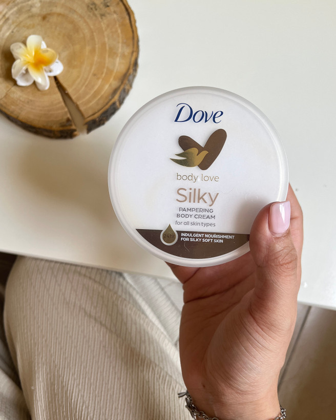 کرم دست و بدن کاسه ای داو اصل Dove مدل Silky ایجاد پوستی نرم و ابریشمی مناسب انواع پوست حجم ۳۰۰ میل