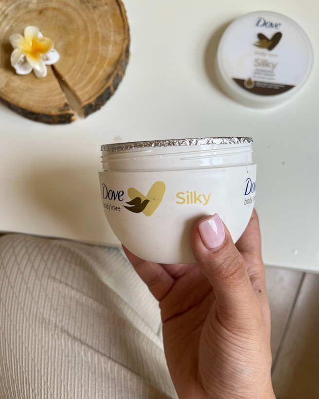 کرم دست و بدن کاسه ای داو اصل Dove مدل Silky ایجاد پوستی نرم و ابریشمی مناسب انواع پوست حجم ۳۰۰ میل